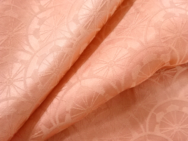  源氏車青海波模様織り出し付け下げ色無地着物